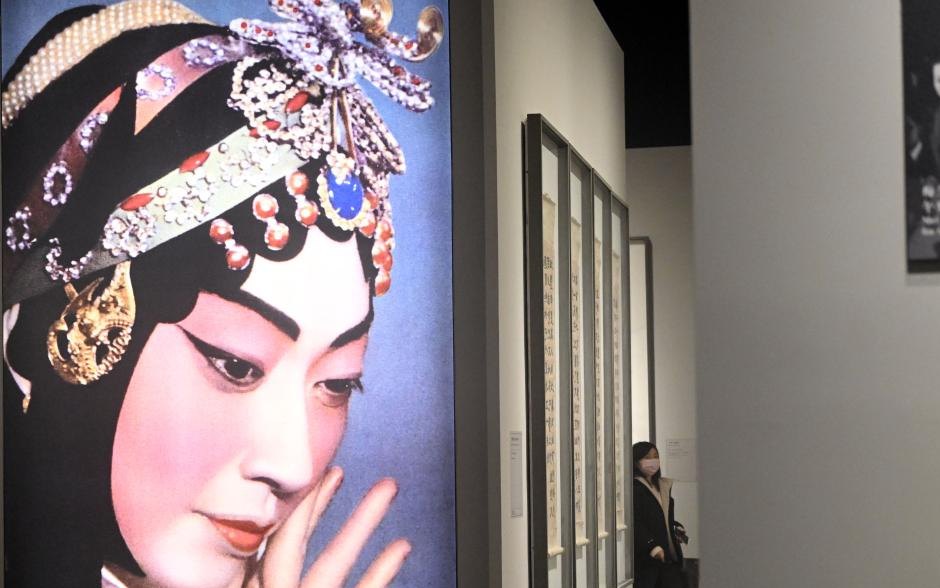 “梅澜芳华——梅兰芳艺术人生展”展厅,观众在参观大幅旦角戏装剧照(2022年1月20日,新华社记者金良快摄)
