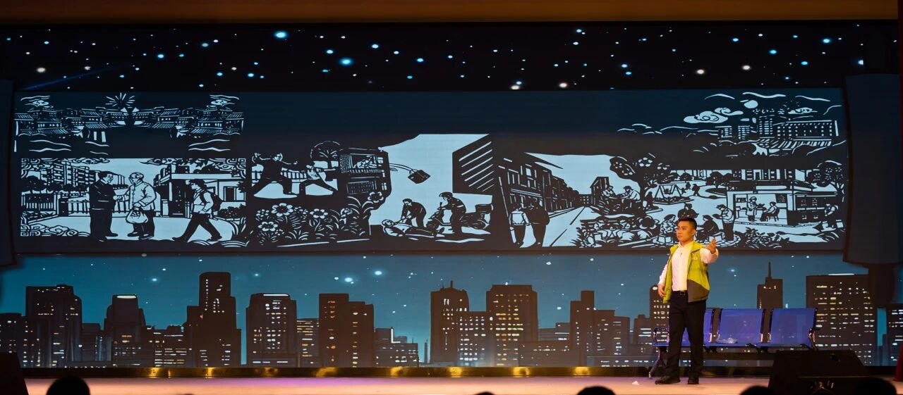 原创京剧《平凡之光》首演剧照:反光背心的外卖员形象(新就业群体)