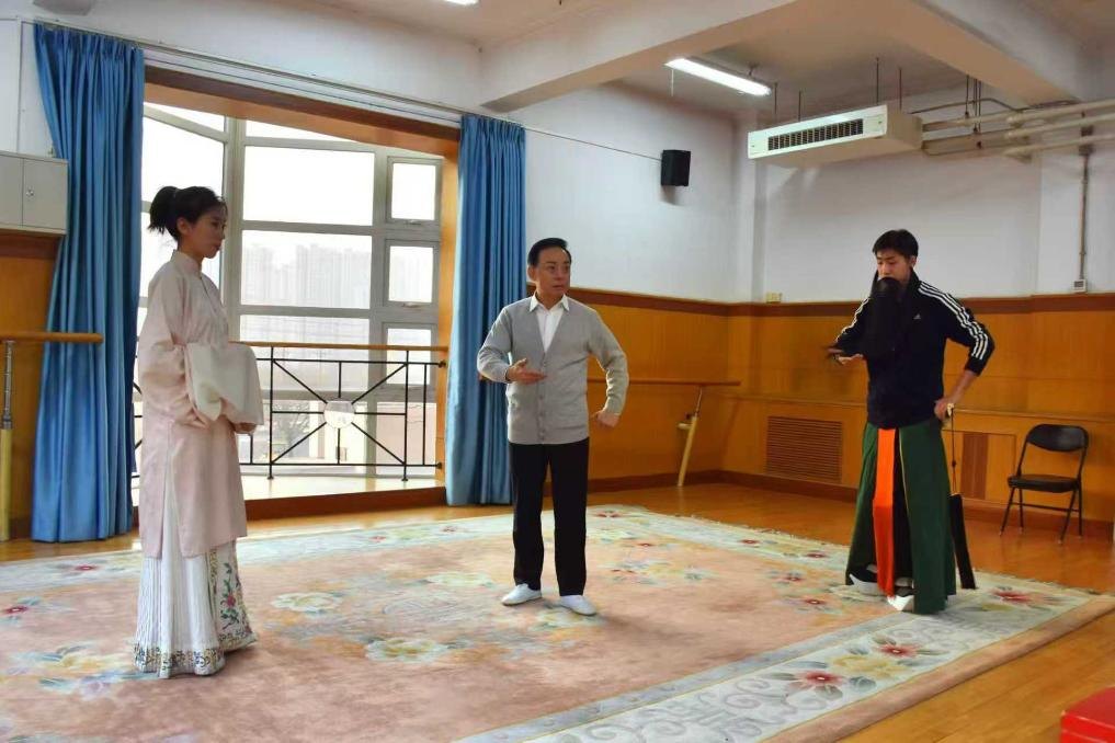 2024年1月,中国戏曲学院京昆系主任于魁智(左二)在为本科生授课(受访者供图)