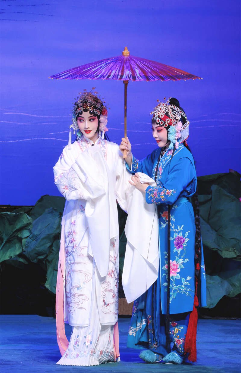 全本《白娘子》复排首演剧照:二人同台,一人撑伞