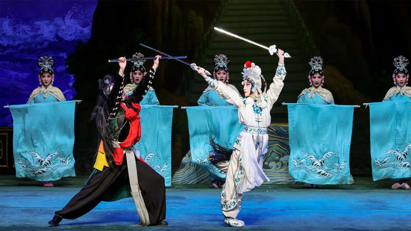 全本《白娘子》复排首演剧照:开打交锋,后场龙套持水旗列阵