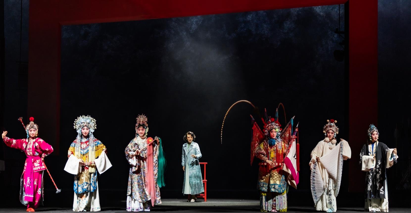 京剧舞台演出剧照:旦行人物群像(国家京剧院)