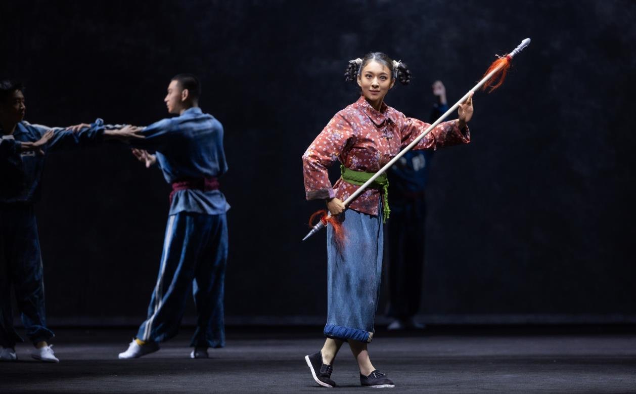 京剧舞台演出剧照:武旦持枪亮相(国家京剧院)
