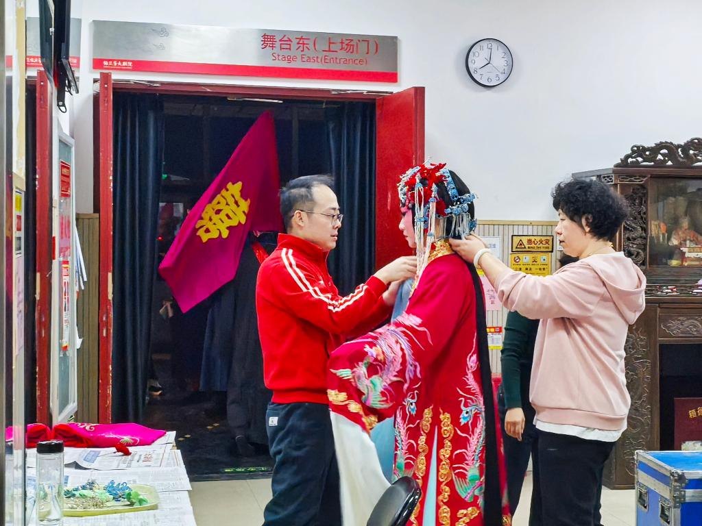 京剧演员在舞台上场门前备场(新华社发)