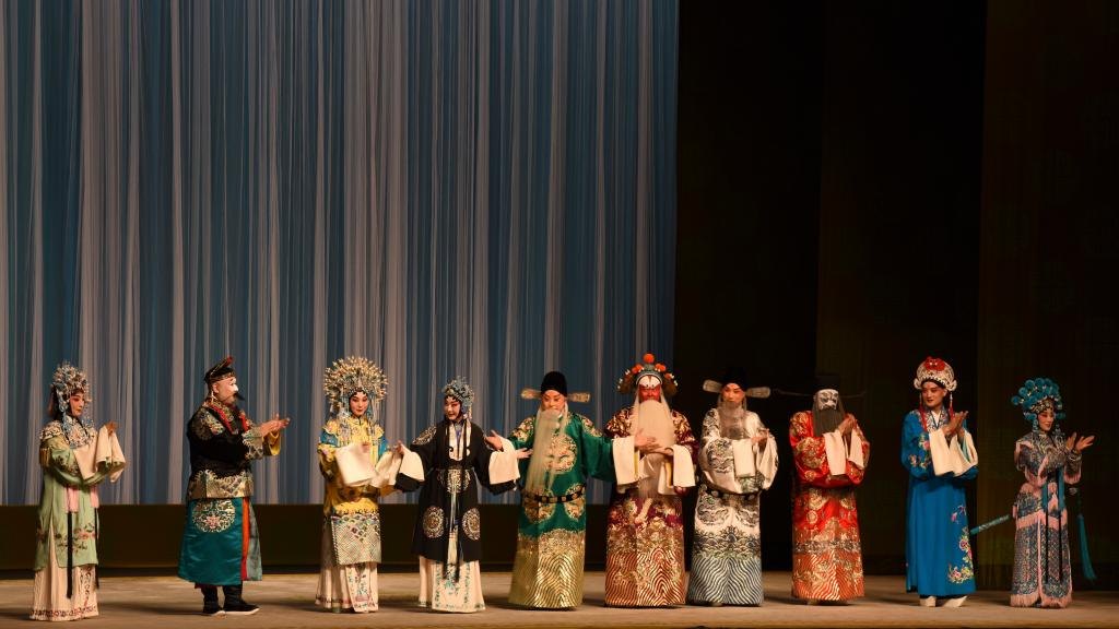 国家京剧院演员演出《大保国·探皇陵·二进宫》后谢幕(新华社记者刘斐摄)