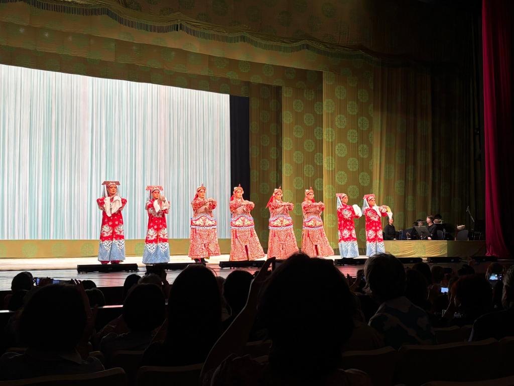 演员在演出结束后返场谢幕(新华社记者李悦摄)