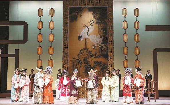 京剧演员吕耀瑶与琴师冯震宇在后台进行演出前的磨合(新华社记者杨湛菲摄)