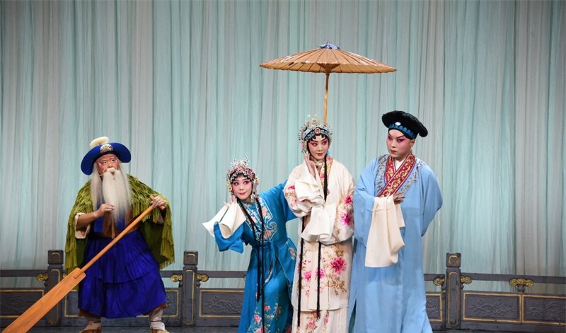 京剧《白蛇传》剧照:游湖一场的艄翁、许仙、白素贞与小青(人民网记者殷淼摄)