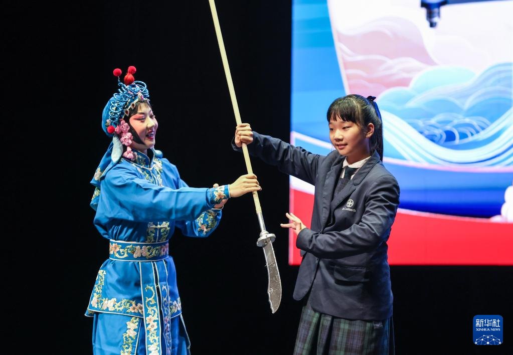 2025“知音湖北·京韵四海”新西兰奥克兰京剧专场演出间隙,观众上台体验京剧艺术