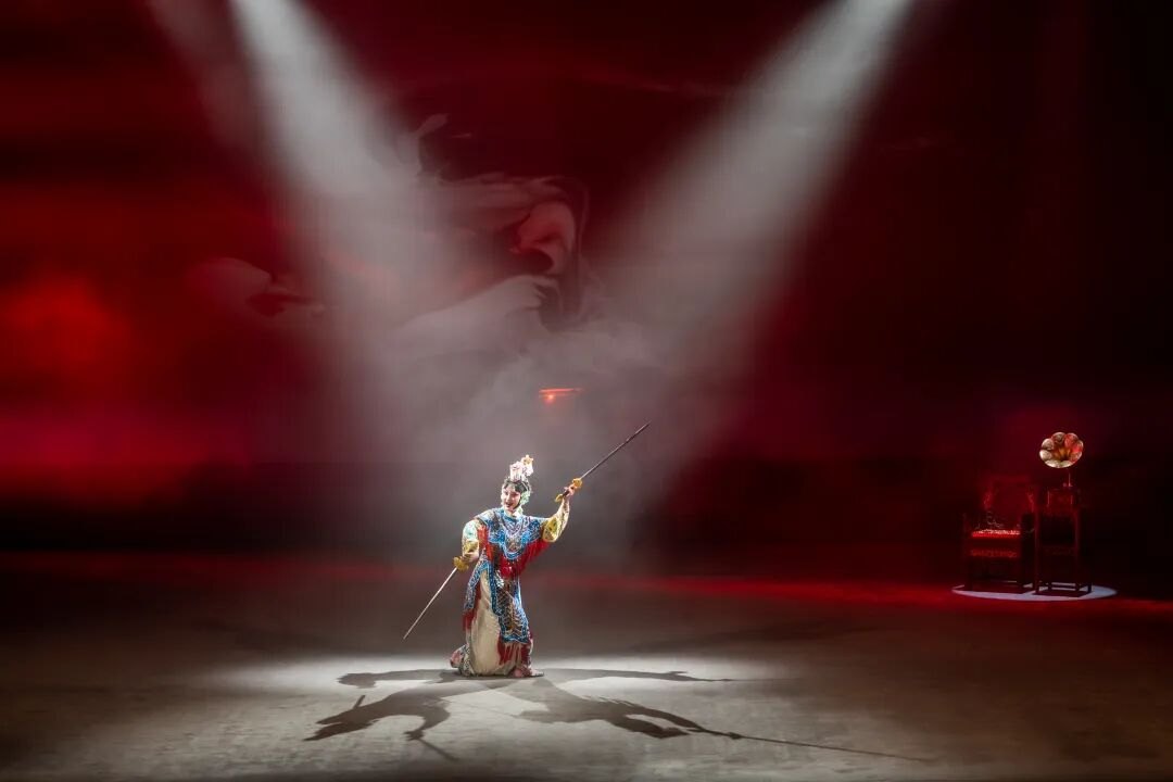 京剧《致·美》演出剧照:定点光与交叉光柱下的扎靠武将亮相(右后置留声机道具)