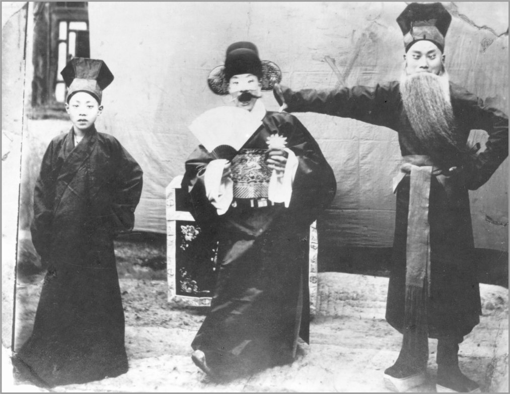 叶春善、萧长华与武喜永(从右至左)演出剧照,这也是叶春善唯一一张存世剧照