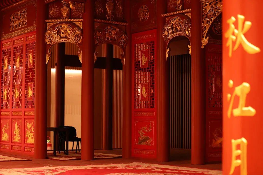 戏台上下场门（出将／入相）及金漆隔扇，柱上楹联镌「一声占尽秋江月」