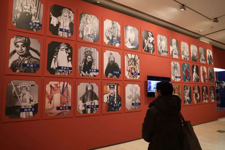 首都博物馆特展展出的「富连成社历代名角照片」展墙