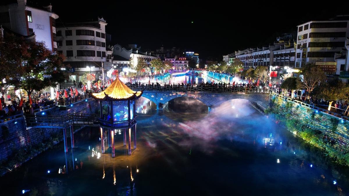 罗田县九资河镇鸠兹古邑文旅休闲街区夜景(九资河镇为京剧「三余」故里)