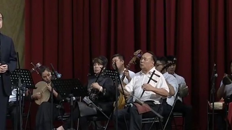 京剧《淮河营》选段演出场面(立者为演唱者,右侧为伴奏乐队)