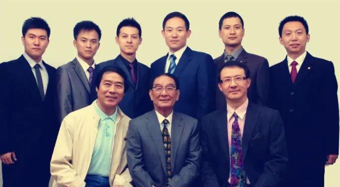 (前排左起)刘勉宗、周云亮、言兴朋(后排左起)刘弘扬、陈圣杰、杨洋、严阵、刘少军、张斌