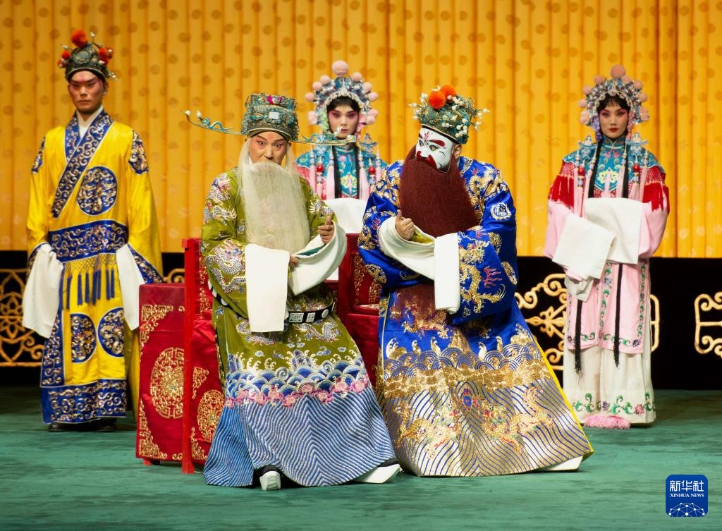 2025年9月,演员在石家庄人民会堂纪念活动现场表演京剧《龙凤呈祥》
