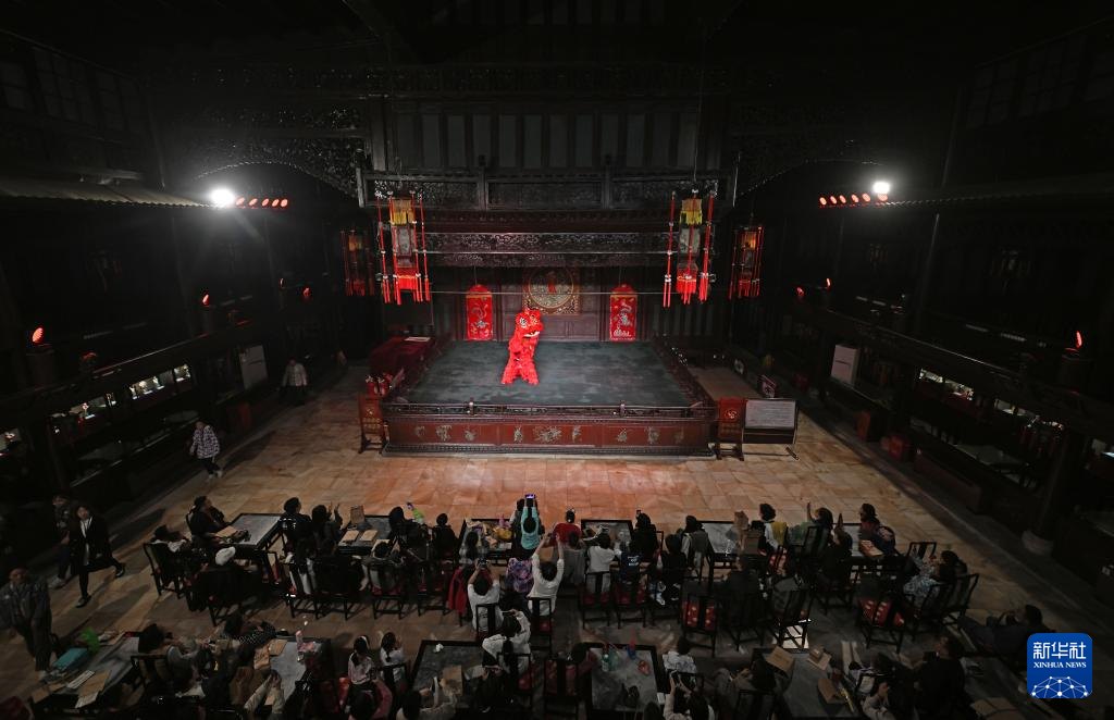 天津广东会馆(今天津戏剧博物馆)戏楼内景:方形舞台、围坐观众与两侧二层回廊(新华社记者赵子硕摄)
