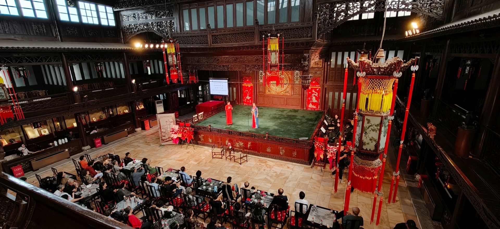 天津戏剧博物馆(广东会馆)古戏楼内景——尚和玉“七七”事变后离开梅剧团、应邀到天津稽古社科班任名誉社长与特邀教师,晚年传艺津门(场所类间接件,非尚和玉本人影像)