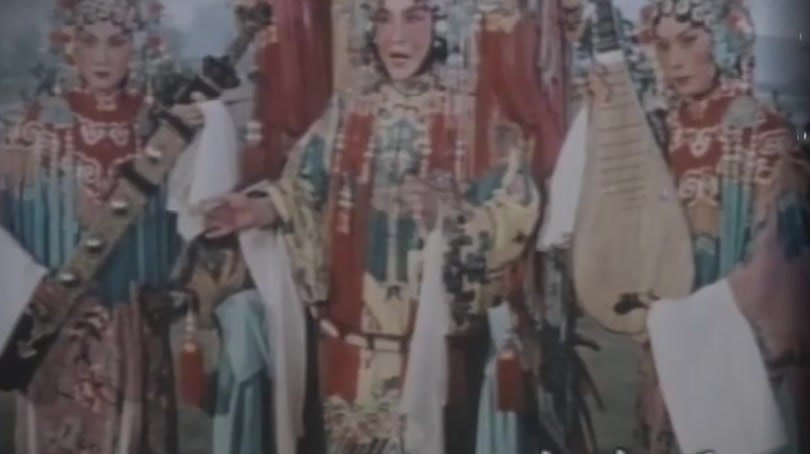 京剧《昭君出塞》(尚小云饰王昭君,侍女持琵琶、宫扇)