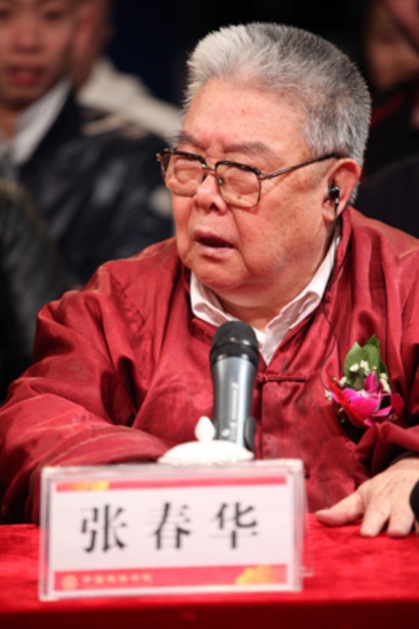 张春华在艺术讲座活动现场发言(桌前姓名牌标示“张春华”)