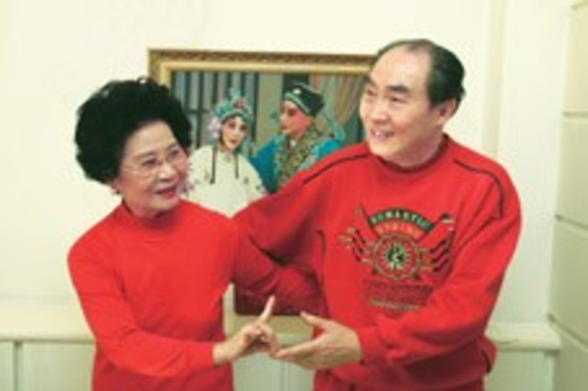 张春孝、刘秀荣夫妇(2007年1月摄于家中,身后为二人2003年出演《孔雀东南飞》的剧照)