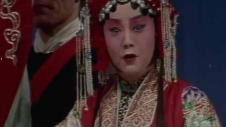 京剧《锁麟囊》(1980年资料,表演:李世济,手持白帕)