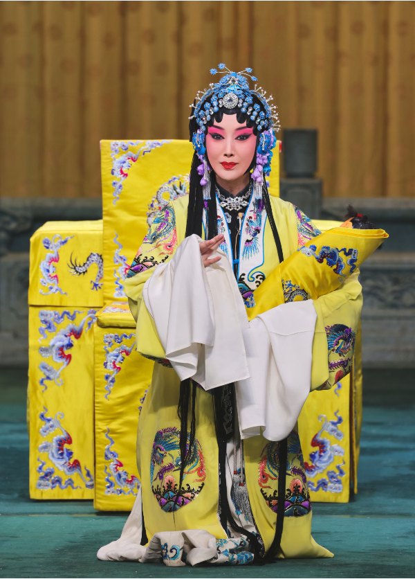 《二进宫》中郭玮饰李艳妃