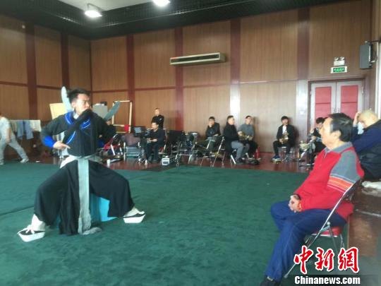 李景德(右)为王好强(左)说戏