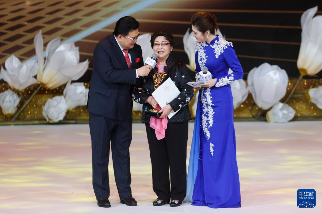 第33届上海白玉兰戏剧表演艺术奖颁奖晚会:京剧表演艺术家李炳淑(中)获得“特殊贡献奖”(新华社记者王翔摄)