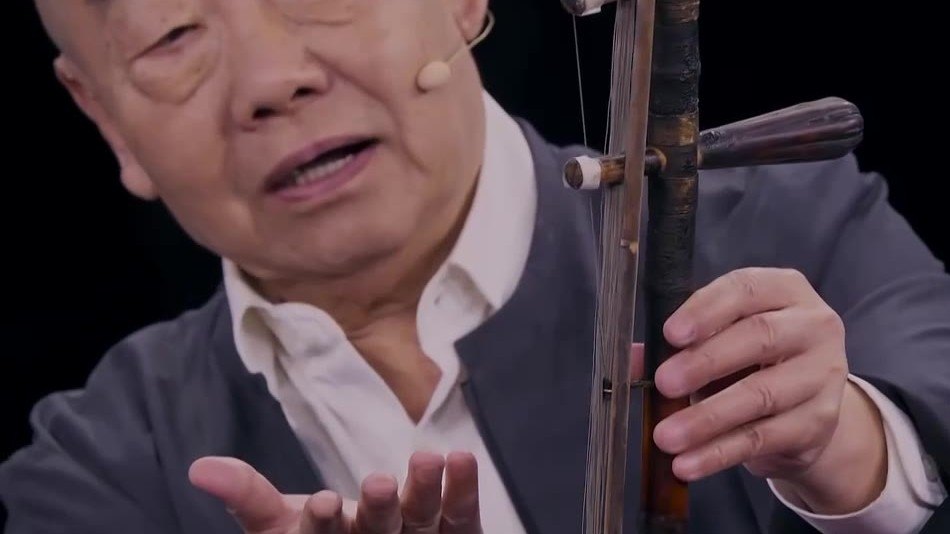 李祖铭在央视《角儿来了》节目中持京胡讲解
