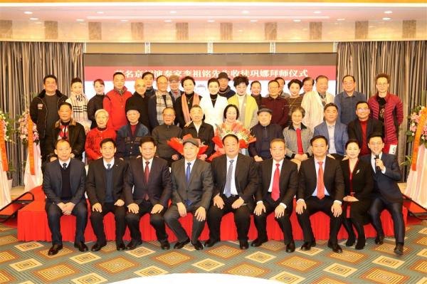 李祖铭收徒暨巩娜拜师仪式合影(上观新闻)