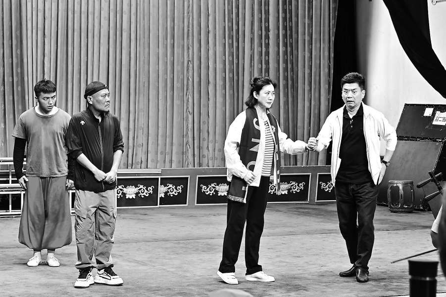 新编现代京剧《野火春风斗古城》排练:张慧芳(左)饰金环、银环,杜镇杰(右)饰关敬陶(新华网)