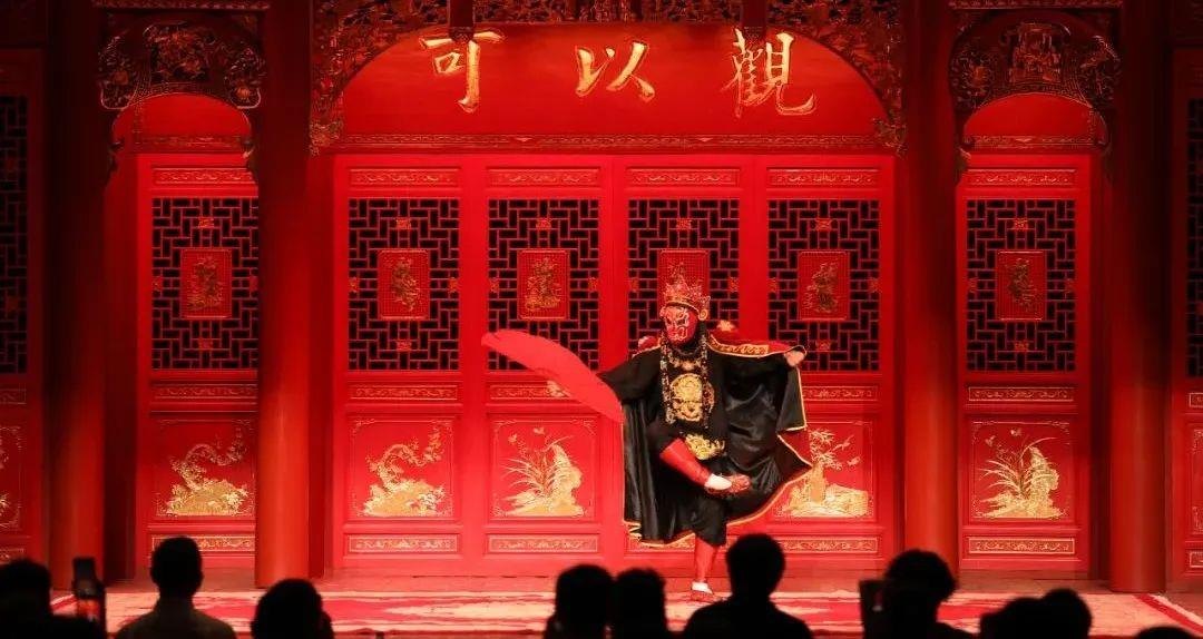 中国工艺美术馆(中国非物质文化遗产馆)多功能厅传统戏台及台上演出场景(融京派戏台与赣派乐平戏台特点;戏曲演出场所,非杨月楼本人影像)