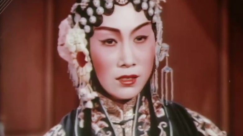 京剧《杨门女将》(1960年彩色舞台艺术片,杨秋玲饰穆桂英,灵堂近景)