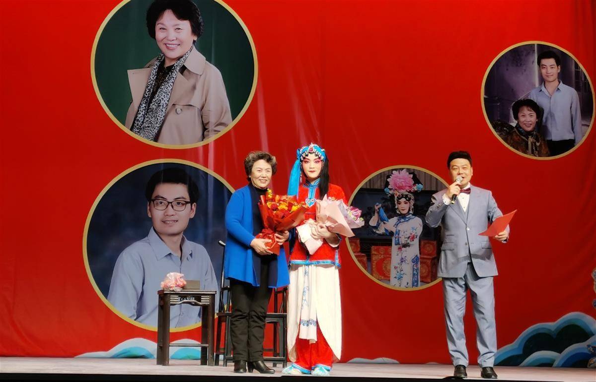 名家杨至芳收徒专场惠民演出(2024年3月9日,武汉京韵大舞台)献花环节
