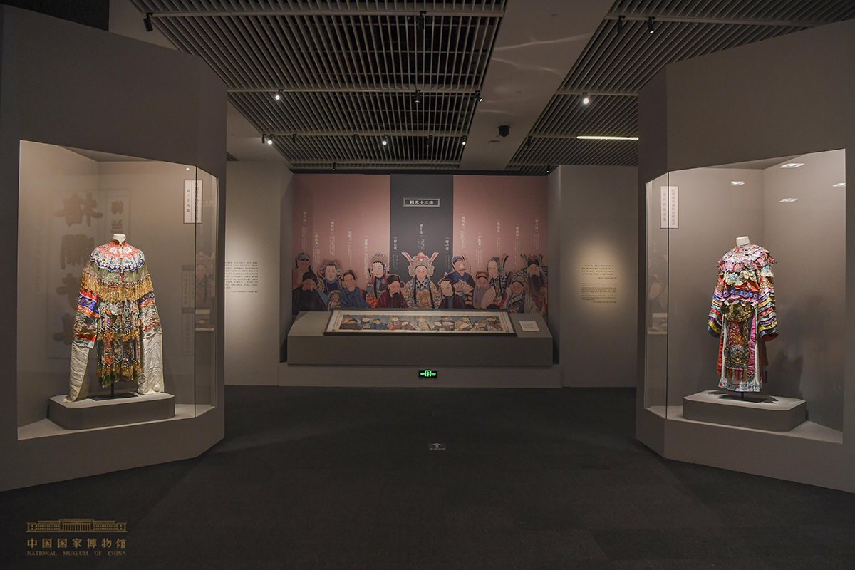 中国国家博物馆「梅澜芳华——梅兰芳艺术人生展」展厅「同光十三绝」展区(正面墙放大《同光十三绝》群像,长条展柜平置横卷;展厅现场翻拍,非梅巧玲本人影像)