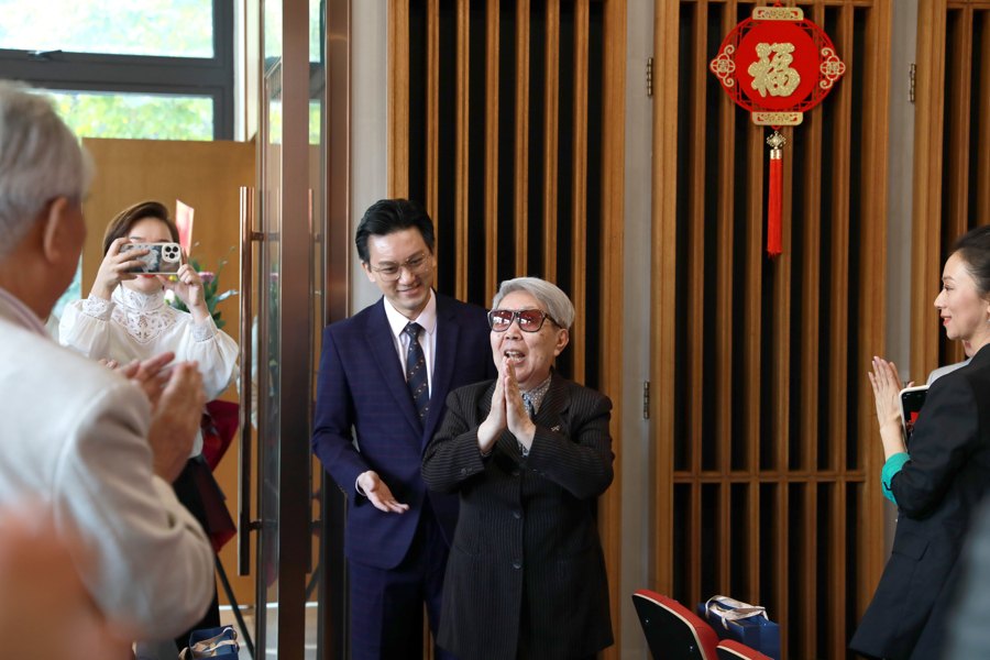 王梦云一进门,全场响起热烈掌声