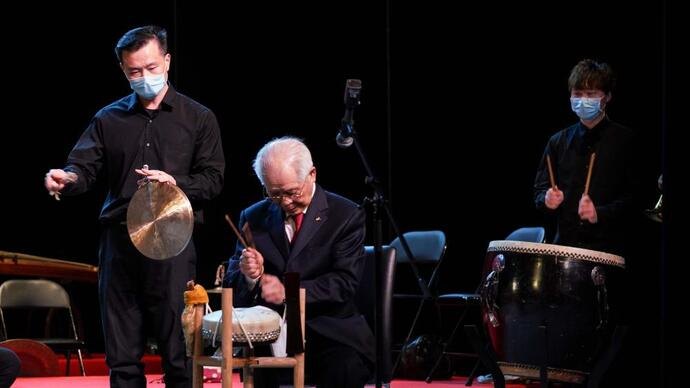 京剧鼓师王玉璞(中)司鼓:双手持鼓签击板鼓,两侧为小锣、大鼓演奏员