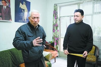 王金璐(左)在家中为学生说戏