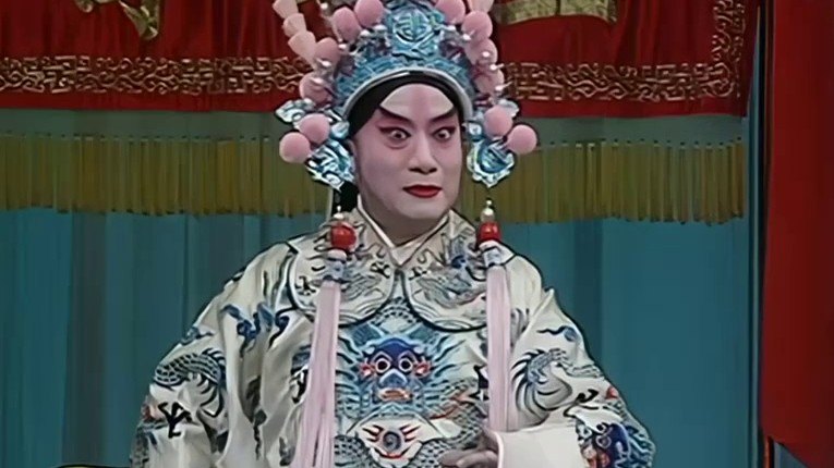 央视《中国京剧音配像精粹》京剧《群英会》(修复版)录像抽帧——配像叶少兰饰周瑜(小生扮相;录音叶盛兰;画面表演者为配像演员叶少兰,非程继先本人)