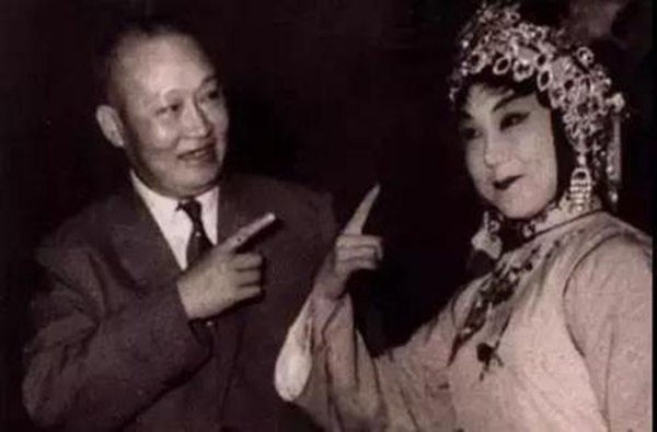 荀慧生(左,便装)与弟子张正芳(右,戏装)合影(受访者供图)