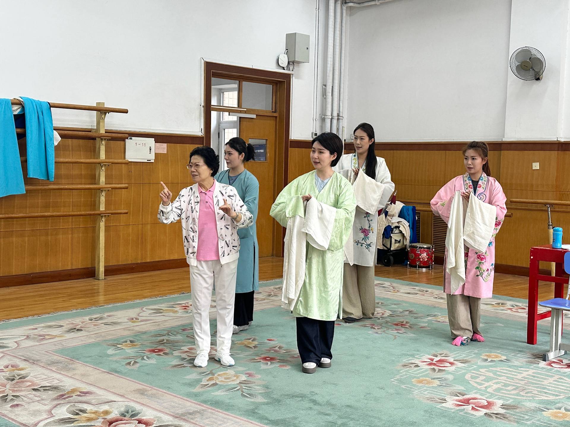 2025年6月,「京剧张(君秋)派人才培养高级研修班」课堂上的水袖教学(中国戏曲学院附中官网载)