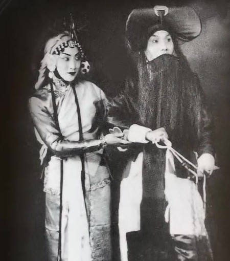 《打渔杀家》剧照:言慧珠与父亲言菊朋(央视《典藏》节目画面)