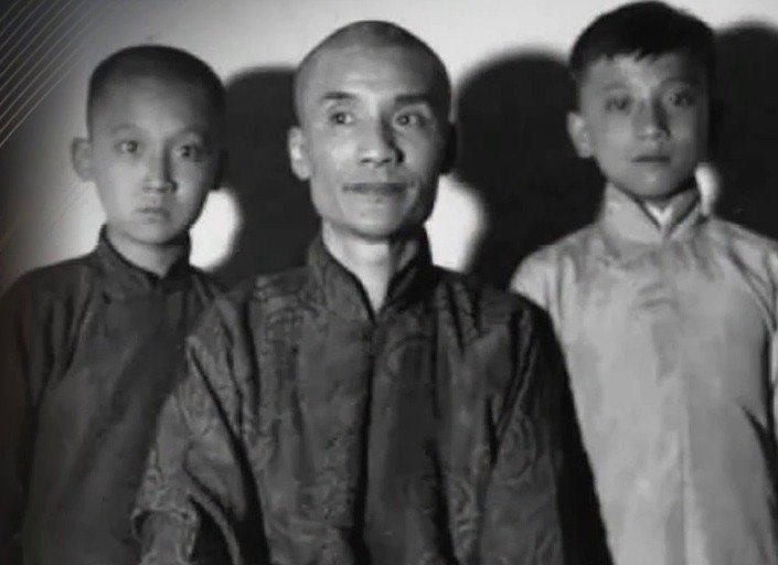 言菊朋与子合影(央视《典藏》节目画面)