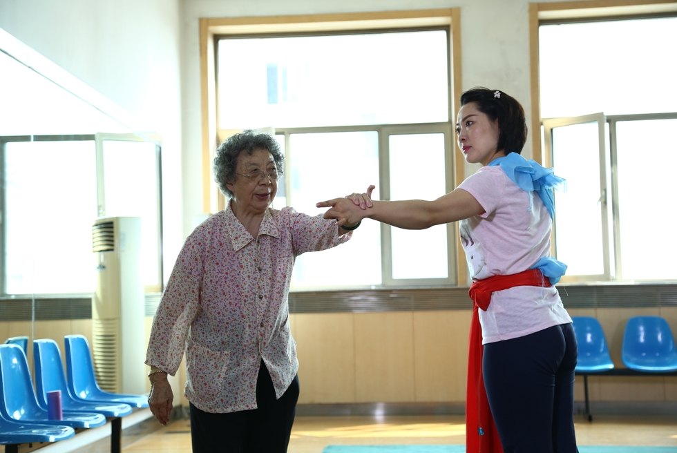 谢锐青指导学生身段(国家级非遗代表性传承人记录工作成果服务图库)