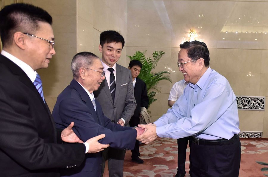 2015年6月23日,谭元寿先生舞台生活80周年座谈会在北京举行;座谈会开始前,俞正声与谭元寿亲切握手交谈(新华社记者李涛摄)