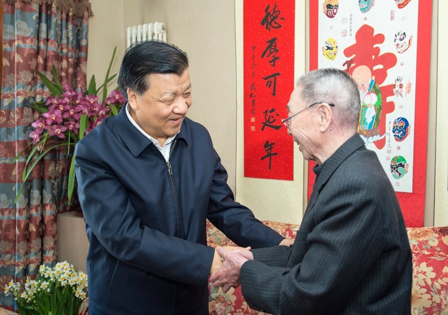 2016年2月1日,刘云山代表习近平总书记和党中央看望著名京剧表演艺术家谭元寿(新华社记者王晔摄)