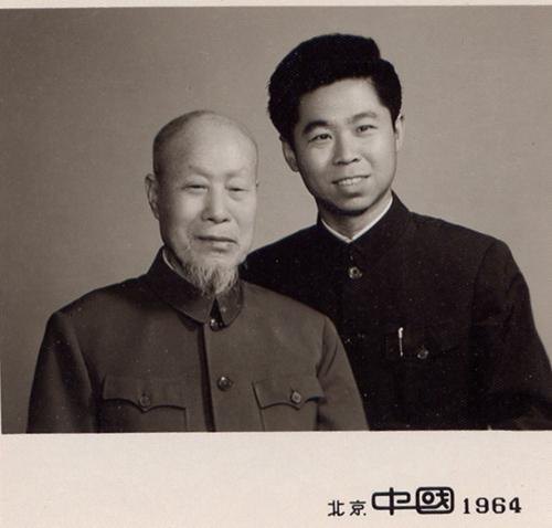 萧长华先生与钮骠(右)合影(人民网2018年钮骠专访,受访者供图)