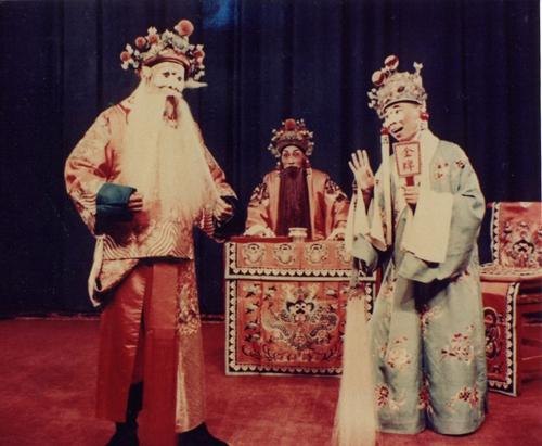 京剧《选元戎》剧照,左起:萧长华饰程咬金、雷喜福饰唐王、钮骠饰大太监(受访者供图)